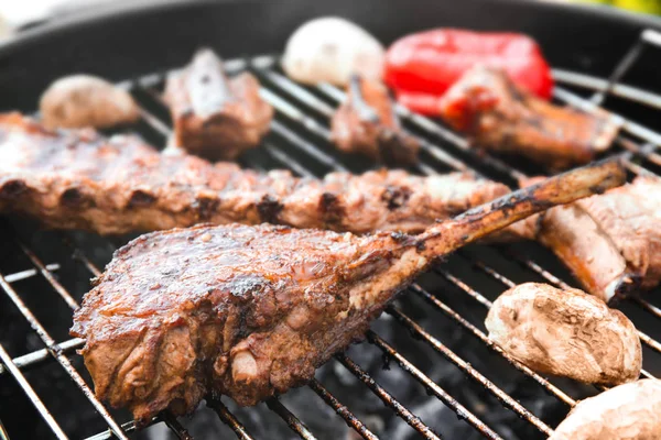 Appetitlich Saftige Spareribs Und Gemüse Auf Dem Grill Aus Nächster — Stockfoto