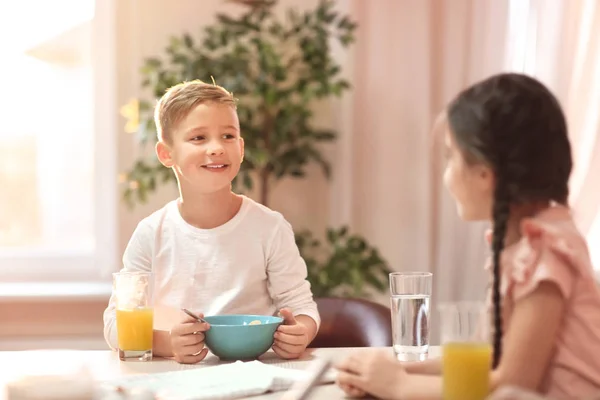 快乐的小孩子在厨房吃早饭 — 图库照片