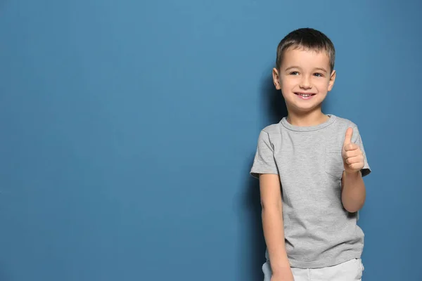 Niedlicher Kleiner Junge Zeigt Daumen Hoch Geste Auf Farbigem Hintergrund — Stockfoto
