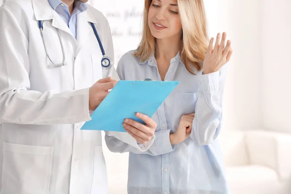 Doctor consulting  patient — Stock Photo, Image