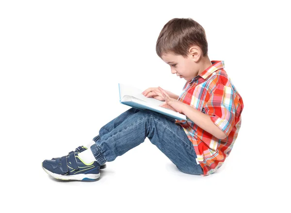 Lindo niño leyendo libro — Foto de Stock