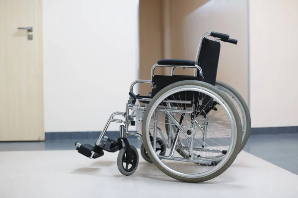 Hastanede Boş Modern Tekerlekli Sandalye — Stok fotoğraf
