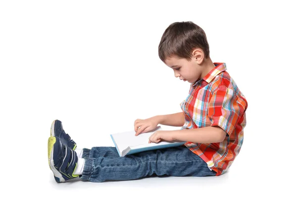Niedlicher kleiner Junge liest Buch — Stockfoto