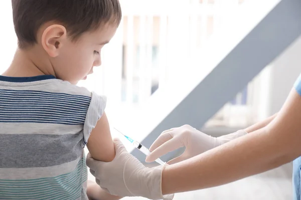 Doutor Vacinando Criança Clínica — Fotografia de Stock