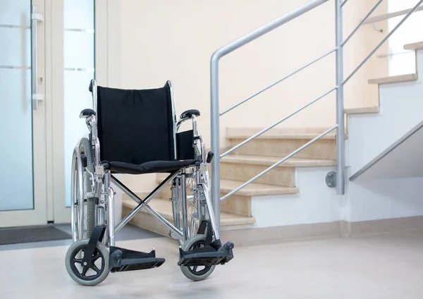 Άδειο Αναπηρική Καρέκλα Μοντέρνα Στο Νοσοκομείο — Φωτογραφία Αρχείου
