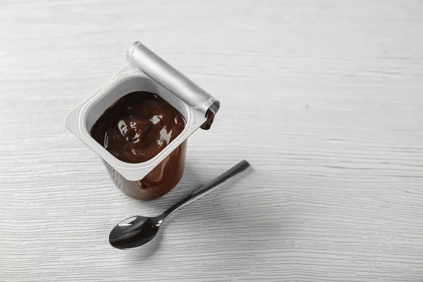 Copa Plástico Con Delicioso Yogur Chocolate Mesa Madera —  Fotos de Stock