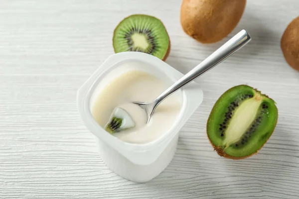 Tazza Plastica Con Delizioso Yogurt Kiwi Sul Tavolo Legno — Foto Stock