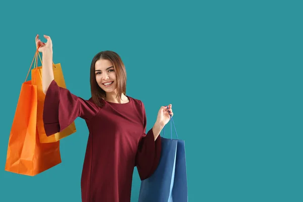 Mujer Joven Con Bolsas Compras Fondo Color —  Fotos de Stock