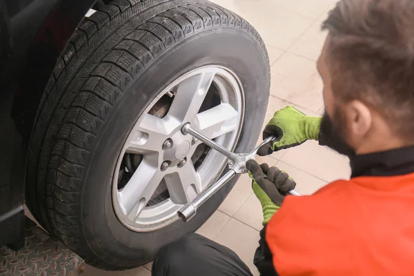 Pneu Mudança Mecânico Profissional Centro Serviço Carro — Fotografia de Stock