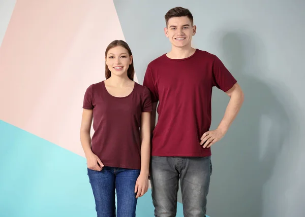 在颜色背景的时尚 T恤衫的年轻男子和妇女 设计样机 — 图库照片