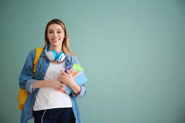 Estudante Bonito Com Cadernos Sobre Fundo Cor — Fotografia de Stock