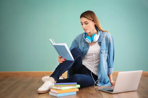 Pretty student studying on floor — Stock Photo, Image