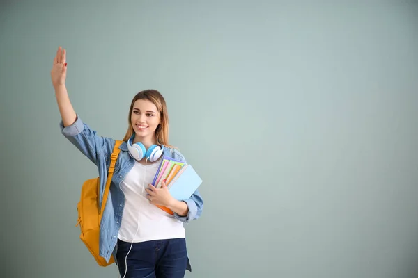 Красивая Студентка Блокнотами Цветном Фоне — стоковое фото