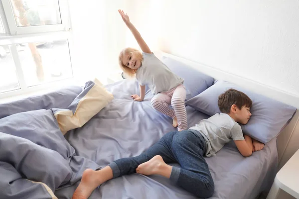 Söta barn på säng — Stockfoto