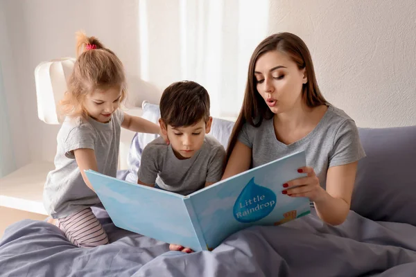 Mère Lisant Histoire Coucher Aux Enfants Maison — Photo