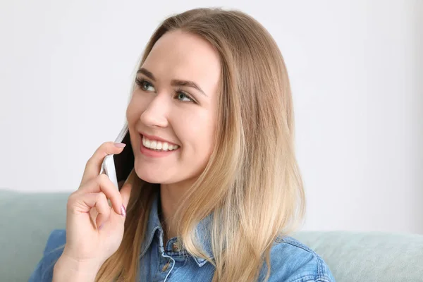 Mulher Bonita Falando Telefone Celular Dentro Casa — Fotografia de Stock