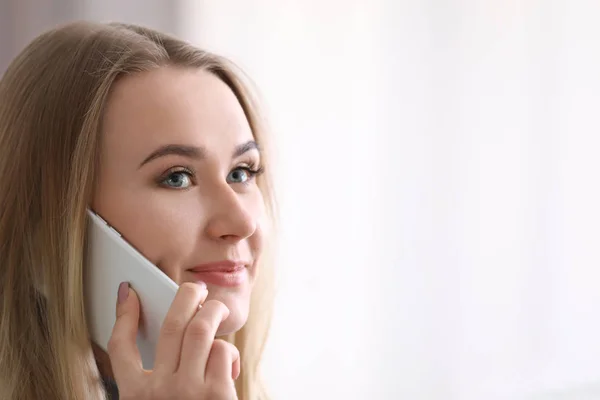 Hermosa Mujer Hablando Teléfono Móvil Interiores —  Fotos de Stock