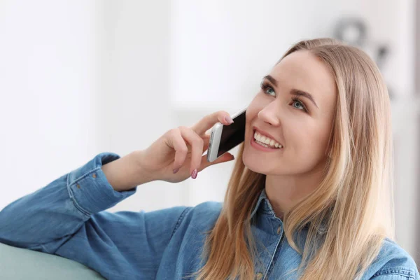 Mulher Bonita Falando Telefone Celular Dentro Casa — Fotografia de Stock