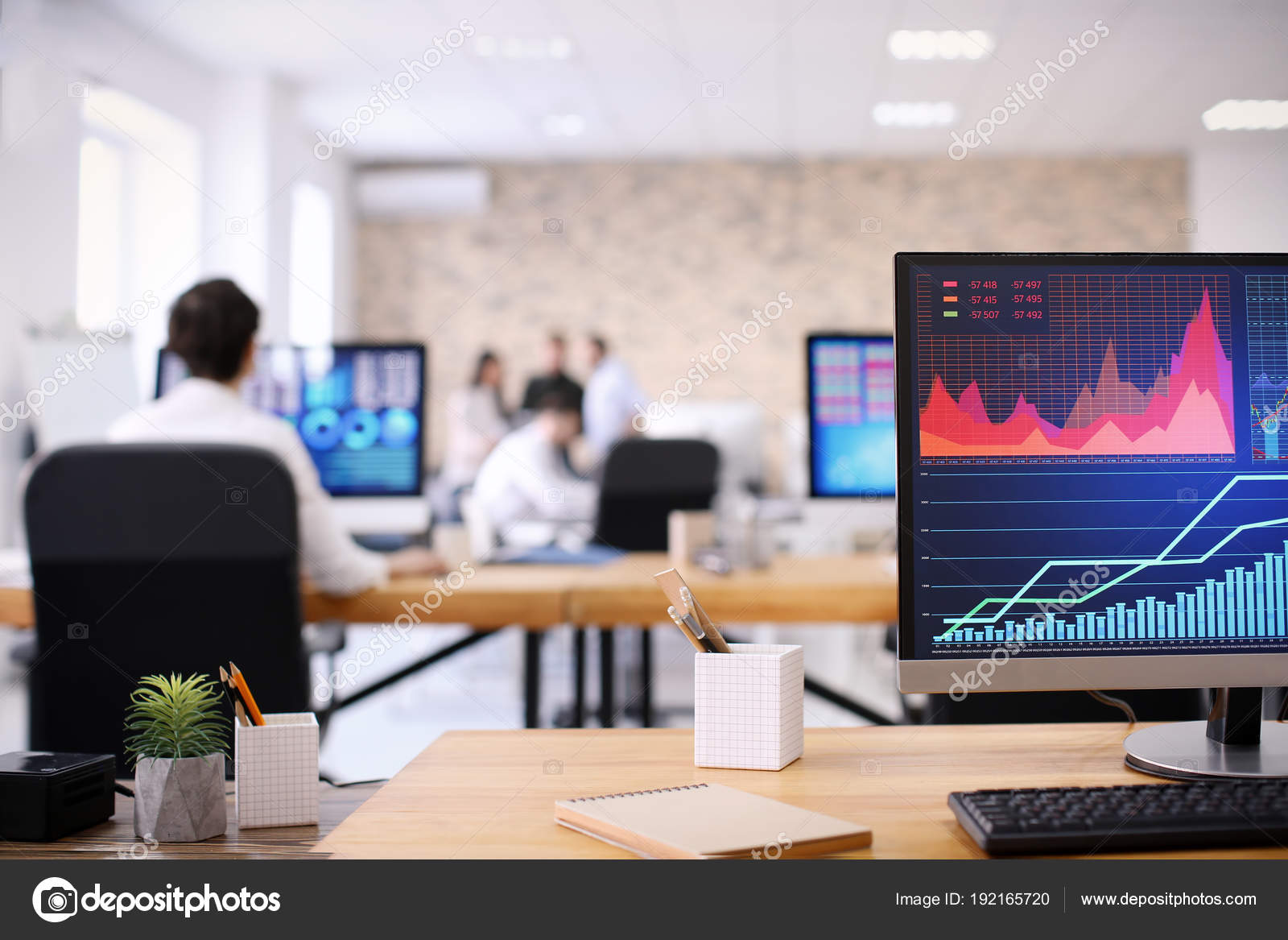 Los hombres de negocios que trabajan en la oficina con ordenador