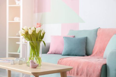 Lale kanepe oturma odasında yakınındaki buket ahşap masa