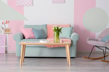 Zarif salon iç masa ve rahat kanepe