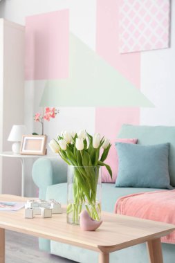 Lale kanepe oturma odasında yakınındaki buket ahşap masa