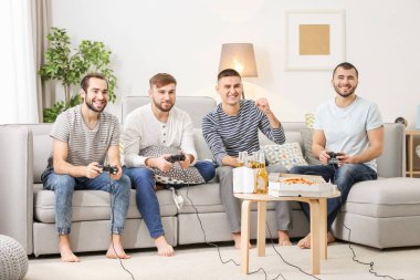 Genç erkekler evde video oyun