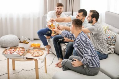 Bira içip süre iskambil video spor, evde pizza yemek genç erkekler