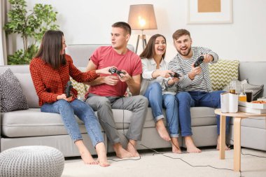 Gençler evde video oyunları oynarken