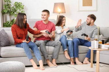 Gençler evde video oyunları oynarken