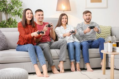 Gençler evde video oyunları oynarken