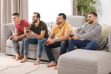 Genç erkekler evde video oyun