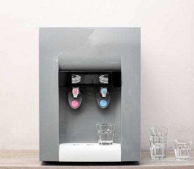 Su soğutucu masada kapalı