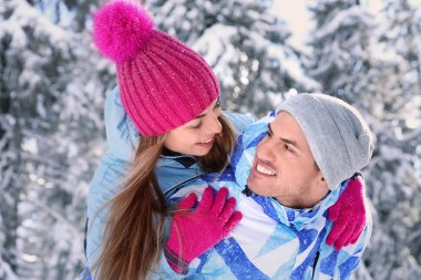 Karlı kırsal mutlu çifte. Kış tatili