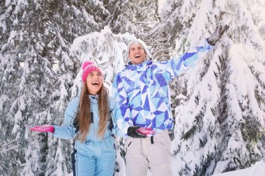 Mutlu çift karlı kırsal kesimde eğleniyor. Kış tatili