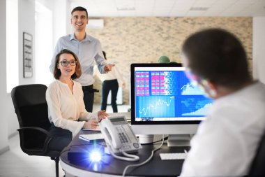 Ofis çalışanları toplantı sırasında sunu. Forex kavramı