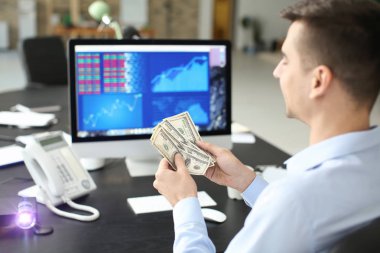 Ofis çalışanı işyerinde para ile. Forex kavramı