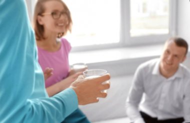 Ofis çalışanları içme suyu mola sırasında