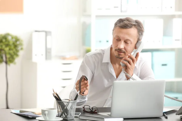 Uomo Maturo Che Parla Telefono Mentre Lavora Casa — Foto Stock