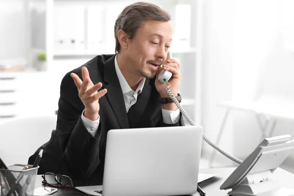 Uomo Maturo Che Parla Telefono Mentre Lavora Casa — Foto Stock