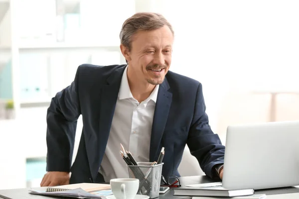 Bonito Homem Trabalhando Com Laptop Dentro Casa — Fotografia de Stock