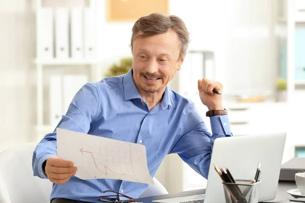 Hombre Guapo Trabajando Interiores — Foto de Stock