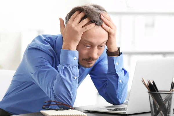 Stilig Man Arbetar Med Laptop Office — Stockfoto