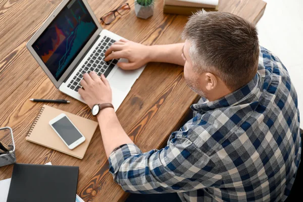 Pria Dewasa Yang Bekerja Dengan Laptop Dalam Ruangan — Stok Foto