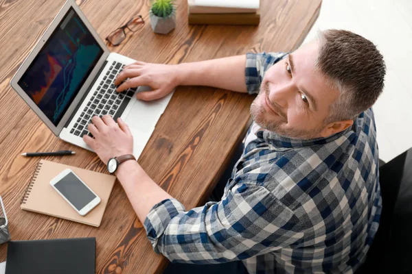 Bonito Homem Trabalhando Com Laptop Dentro Casa — Fotografia de Stock