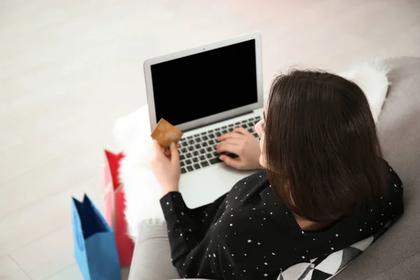 Genç Bir Kadın Evde Kredi Kartı Laptop Ile Online Alışveriş — Stok fotoğraf