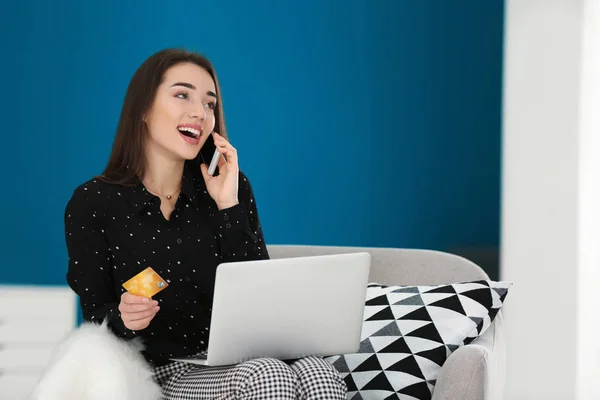 Junge Frau Mit Laptop Und Kreditkarte Telefoniert Zimmer Online Einkauf — Stockfoto