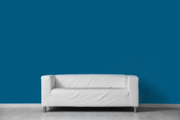 色の壁に快適なソファ — ストック写真