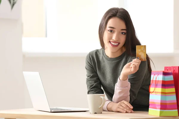 Jovem Mulher Compras Line Com Cartão Crédito Laptop Mesa — Fotografia de Stock