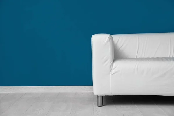 Bequemes Sofa Gegen Farbige Wand — Stockfoto